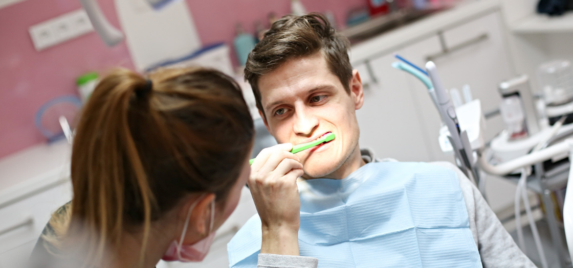 Pět tipů pro lepší zdraví vašich zubů a dásní
