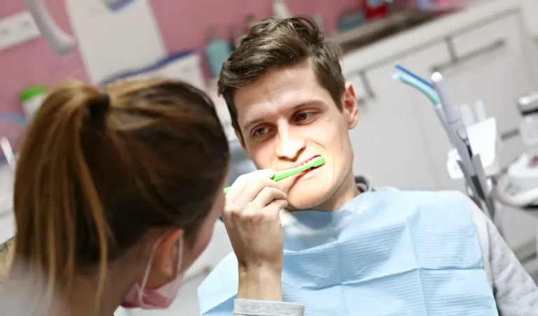 Pět tipů pro lepší zdraví vašich zubů a dásní